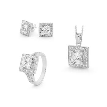 Elegant smykkesæt i sterling sølv og med smuk firkantet zirkonia omkranset af maser mindre sten fra Bee Jewelry