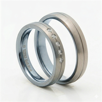 4 mm Titanium Vielsesringe, med 0,05 ct TW/SI diamanter i hendes