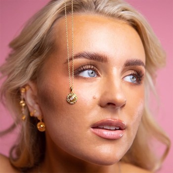 Vedhæng med kæde i forgyldt sterling sølv fra Hanna Martine x Sistie