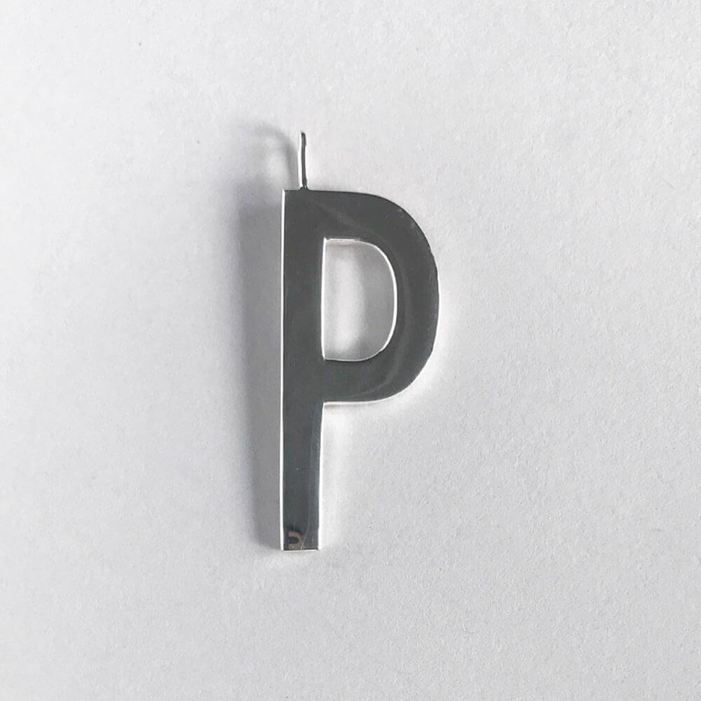 P - Smukt Arne Jacobsen bogstav vedhæng i blankt sølv, 30 mm med 60 cm kæde