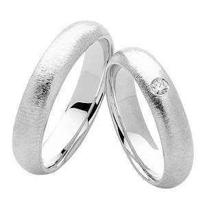 Time to Love Romantiske 9 karat Hvidgulds Vielsesringe med hamret overflade og brillant
