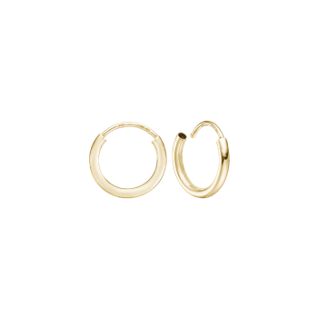 Cirkulære øreringe i skinnende sølv, én åben og én lukket, med glat overflade.