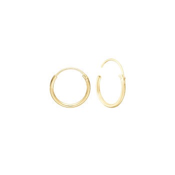 To cirkulære, glatte og guldfarvede øreringe, der er åbne og enkle i designet.