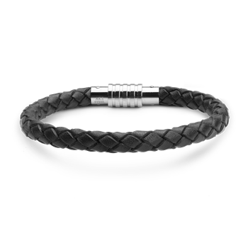 Sort flettet læderarmbånd med cylindrisk stållås med riller og tekst.
