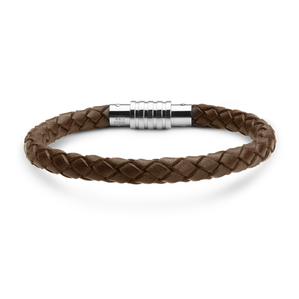 Brunt flettet læderarmbånd med cylindrisk metalspænde, elegant og stilfuldt design.