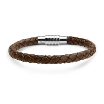 Brunt læderarmbånd med flettet struktur og sølvfarvet cylindrisk lås med rillede detaljer.