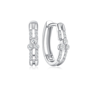 Sølv creoler med symmetrisk design, større centrale sten flankeret af mindre sten, skinnende finish.