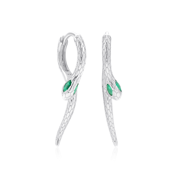 Sølv ørestikker fra Støvring Design, slangeform med skæl og grønne sten som øjne.