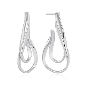 Sølv ørestikker med snoet, åben loop-design og skinnende overflade fra Støvring Design.