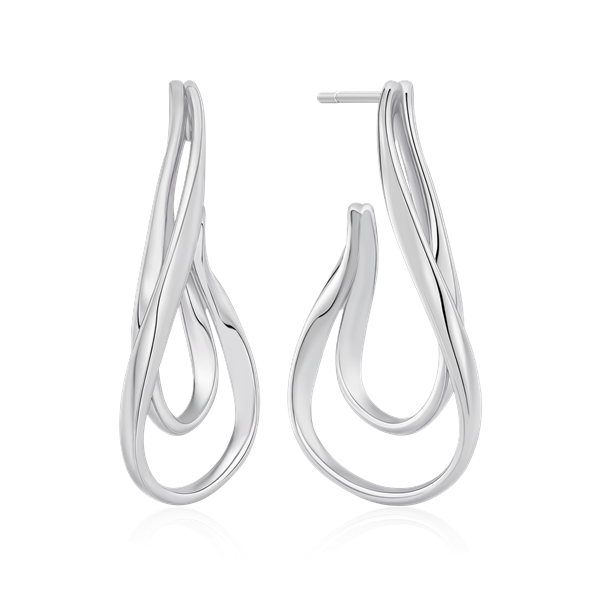 Sølv ørestikker med snoet, åben loop-design og skinnende overflade fra Støvring Design.