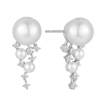 Sølv ørestikker med stor perle og kaskade af mindre perler og sten. Glat, skinnende overflade.