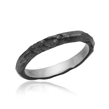 Feminin ring i sort sølv, fra Blicher Fuglsang