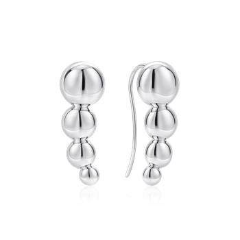 Skinnende sølvøreringe med fire kugler i forskellige størrelser og krog til montering.