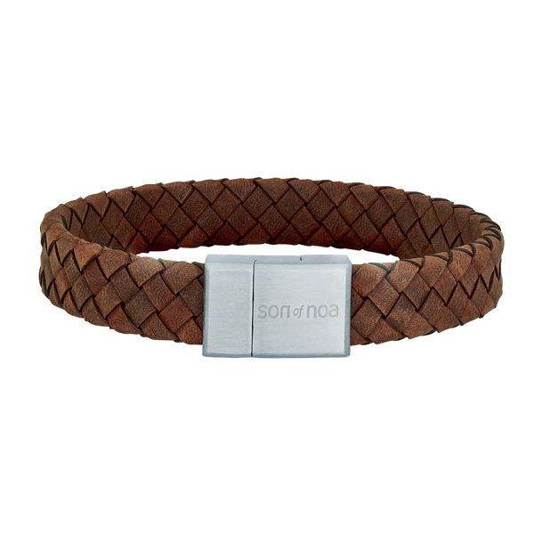 Flettet brunt læderarmbånd med metallås, indgraveret "SON of NOA", 12mm bredde, diagonalt mønster.