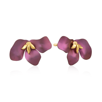 Forgyldte ørestikker med pink titaniumsblomst, markante kronblade og gulddetaljer i midten.