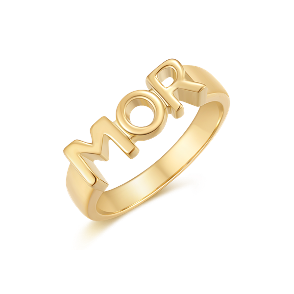 Sølvforgyldt ring med ordet "MOR" i store bogstaver. Glat og ensartet design fra Støvring Design.