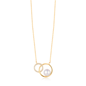 Sølvforgyldt halskæde med vedhæng af to ringe, en perle i den ene ring. Ensartet kædemønster.