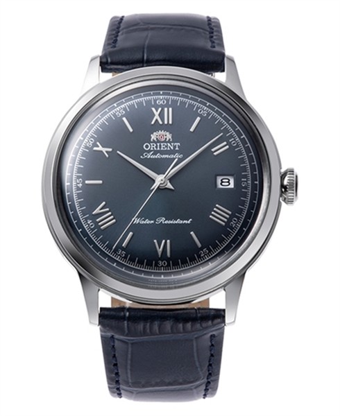 Ur med blå skive, romertal, datovisning kl. 3, teksten "Automatic" og "Water Resistant".
