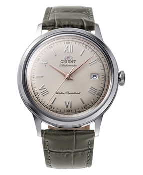 Orient Bambino ur med lys urskive, romertal, datovisning kl. 3 og krokodillemønstret læderrem.