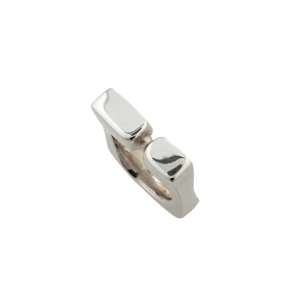 Randers Sølv\'s Håndlavet fingerring i massiv sølv med et firkantet design - 6 mm