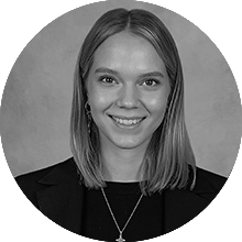 Catrine Lagermedhjælper Guldsmykket.dk by Houmann