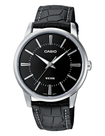 Casio ur med sort skive, aflange markører, tre visere og sort rem.
