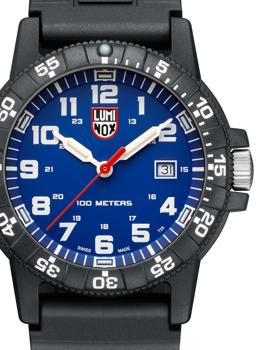Blå urskive, hvide tal, datovindue til højre, sort krans, Luminox logo øverst.