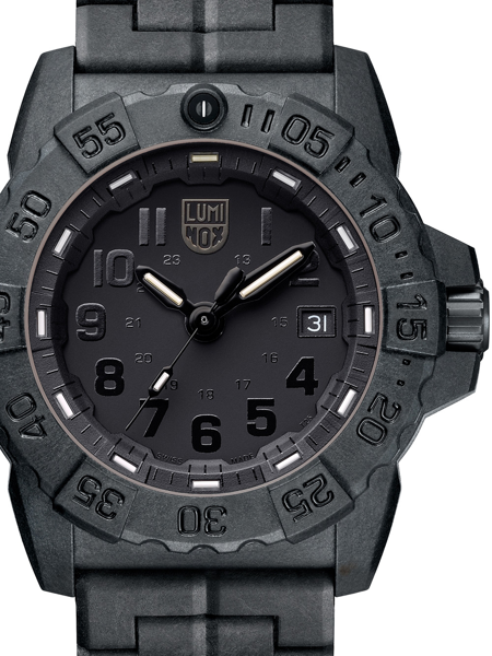 Sort urskive, Luminox logo, dato kl. 3, bezel med minutmarkeringer.