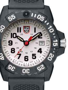 Sort bezel, hvid urskive, sorte og røde tal, datovindue kl. 3, Luminox logo øverst.