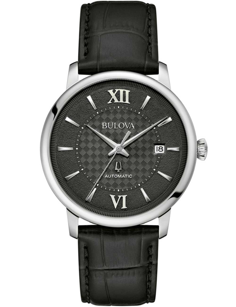 Bulova herreur med sort rem, romertal ved 12 og 6, datovisning ved 3. Tekst: "BULOVA", "AUTOMATIC".