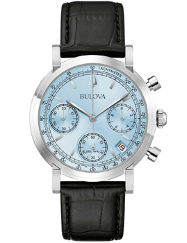 Bulova herreur med lys blå urskive, tachymeter, tre subdials, datovindue og sort armbånd.