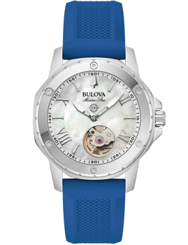 Bulova dameur med blå rem, sølv urkasse med synlige skruer og delvist åben urskive.
