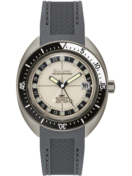 Bulova ur med beige urskive, sort krans, dato ved kl. 3, grå rem og tekst "Oceanographer".