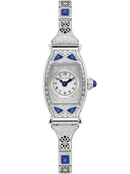 Elegant Bulova dameur med rektangulær urskive, blå sten og indgraveringer på urkasse og rem.
