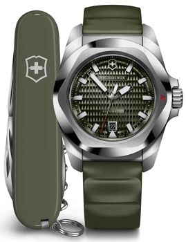 Victorinox ur med grøn urskive og gennemsigtig bagkasse, ved siden af en grøn schweizerkniv.