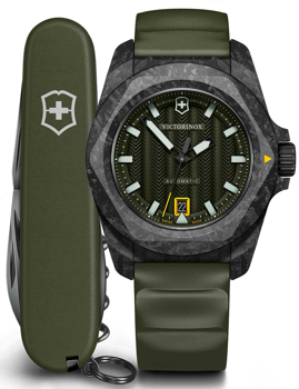 Victorinox-ur med grøn urskive og rem, ved siden af en grøn schweizerkniv med logo.