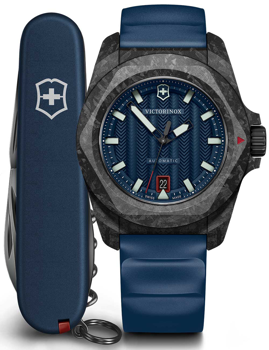 Victorinox ur med mørk bezel, blå urskive, datovisning; ved siden af en blå schweizerkniv.