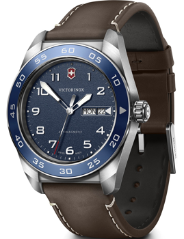 Victorinox ur med blå bezel, dato- og ugedagsindikator, brun læderrem og metalspænde.