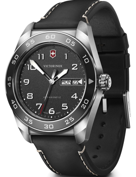 Sort Victorinox ur med dag- og datovisning, antimagnetisk tekst og numerisk bezel.