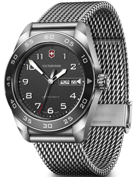 Victorinox ur med metalnetrem, dag- og datovisning, teksten "ANTIMAGNETIC" på urskiven.