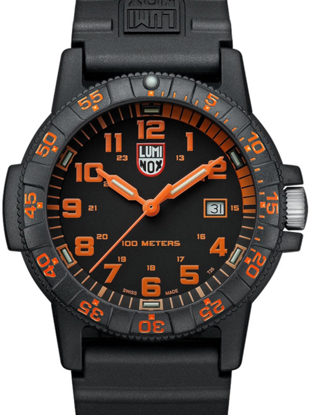 Sort urskive med orange tal, markeringer og "100 METERS". Datovisning og Luminox-logo.