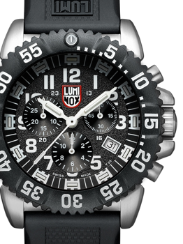 Nærbillede af Luminox ur med logo, tre kronografer og datovisning mellem kl. 4 og 5.
