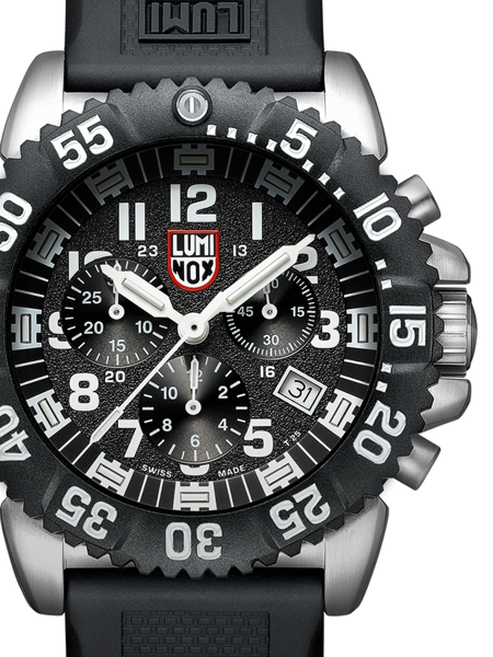 Nærbillede af Luminox ur med logo, tre kronografer og datovisning mellem kl. 4 og 5.
