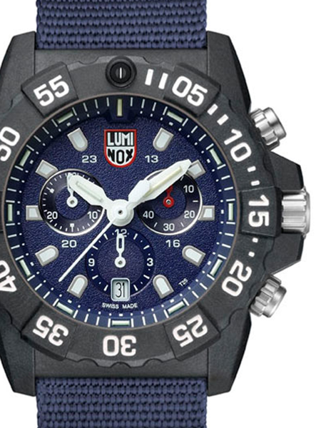 Luminox ur med blå urskive, subdials, stor drejekrans og datovisning kl. 6, blå rem.