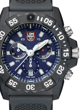 Sort ur med tre sub-dials, minutbezel, Luminox-logo og "Swiss Made" på urskiven.