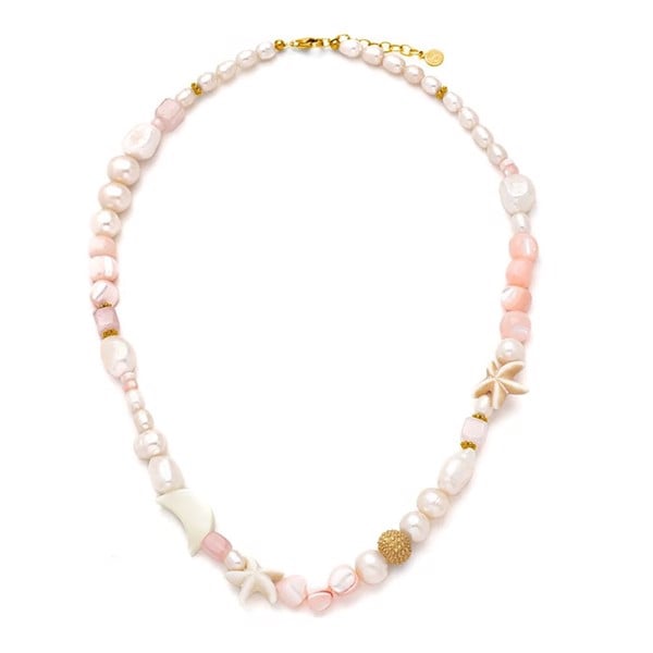 Kora halskæde med rosa sten og perler, ferskvandsperler, søstjerner og forgyldt detaljer fra Sistie